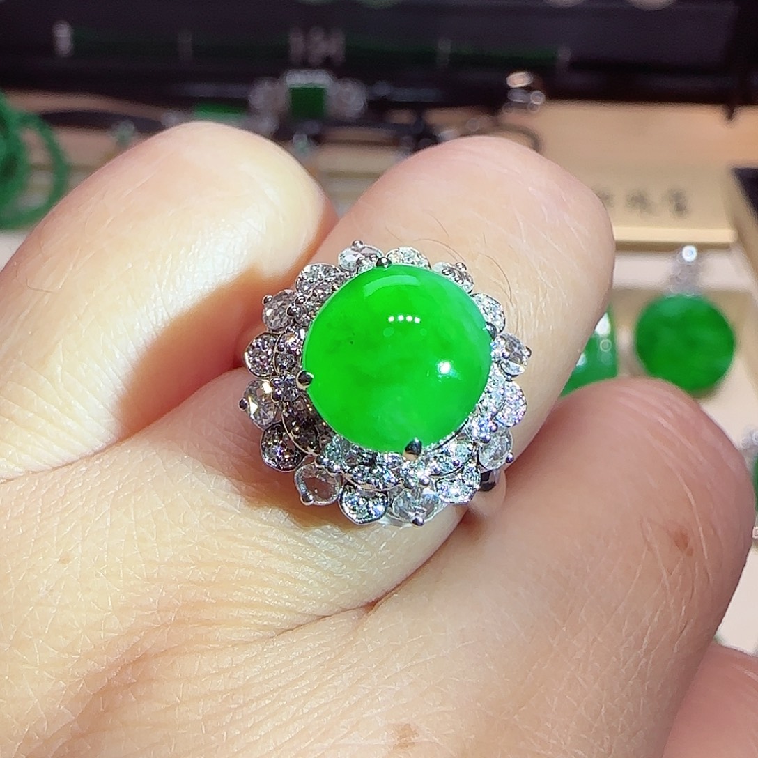 翡翠18K金镶嵌戒指