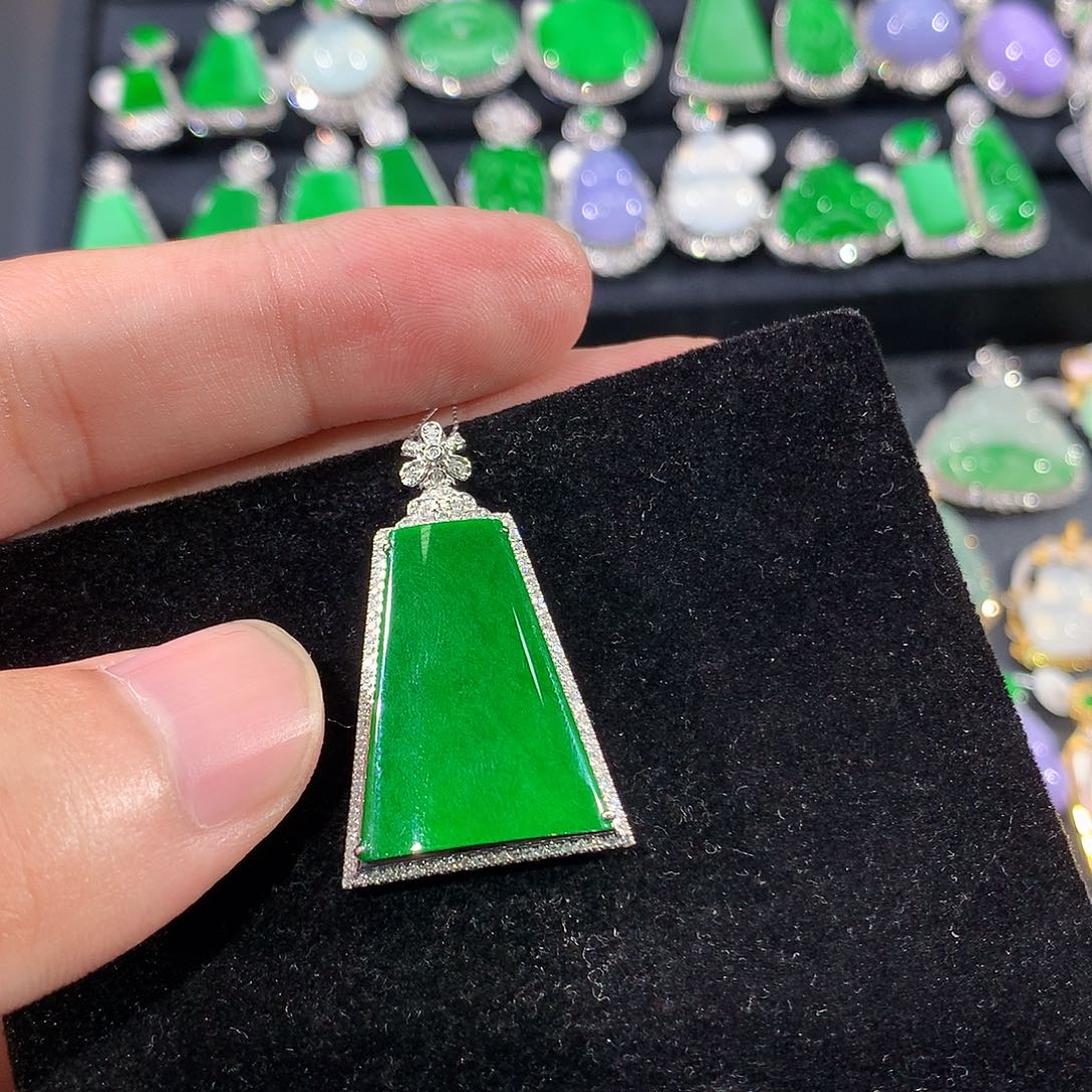 翡翠18K金镶嵌颈饰