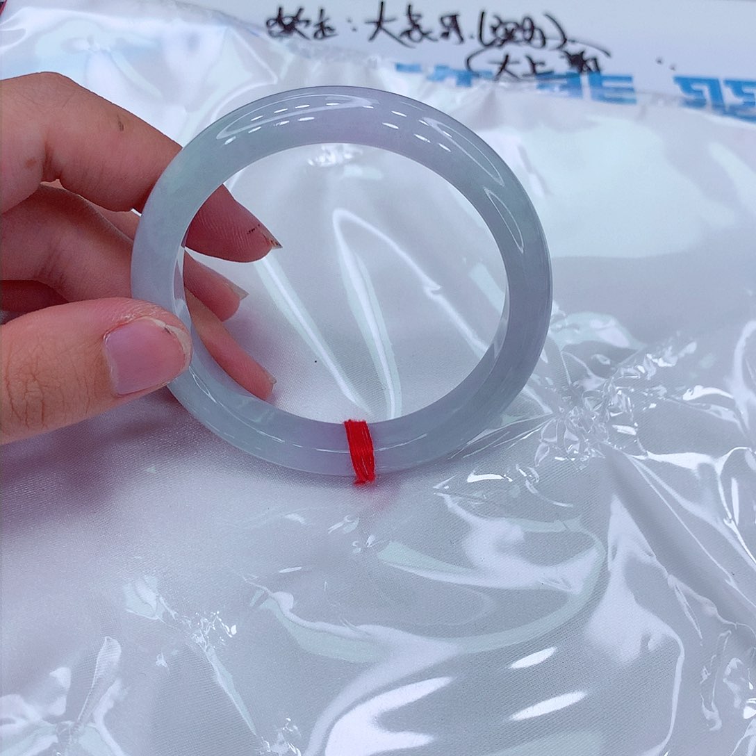 翡翠手镯未镶嵌翡翠