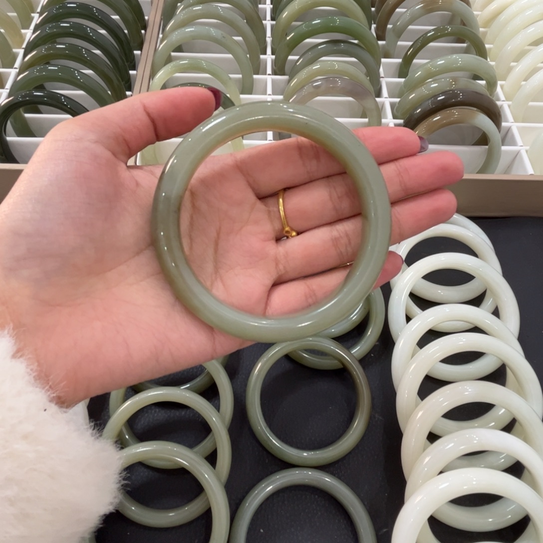 和田玉未镶嵌手镯