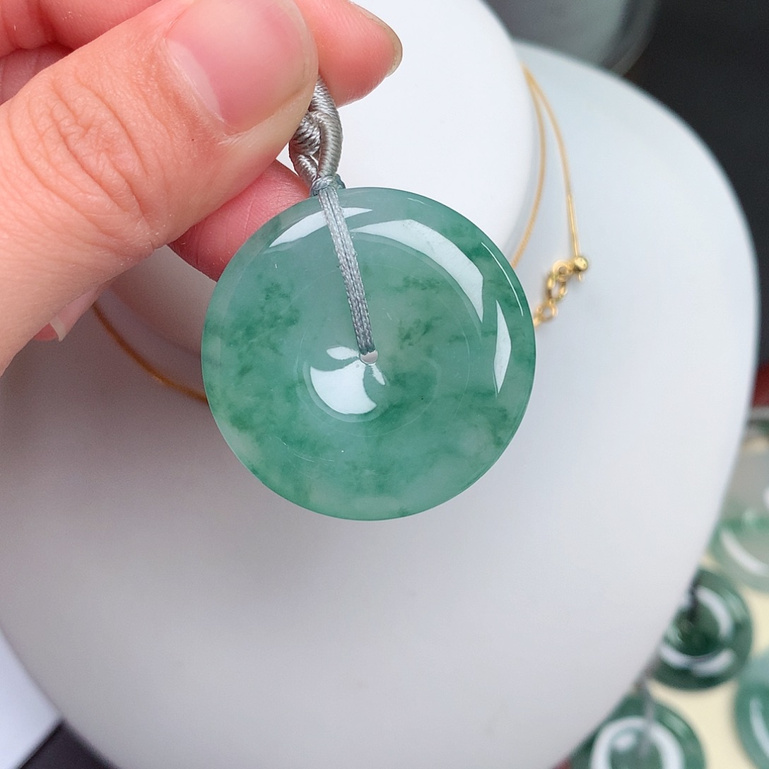 翡翠颈饰未镶嵌平安扣