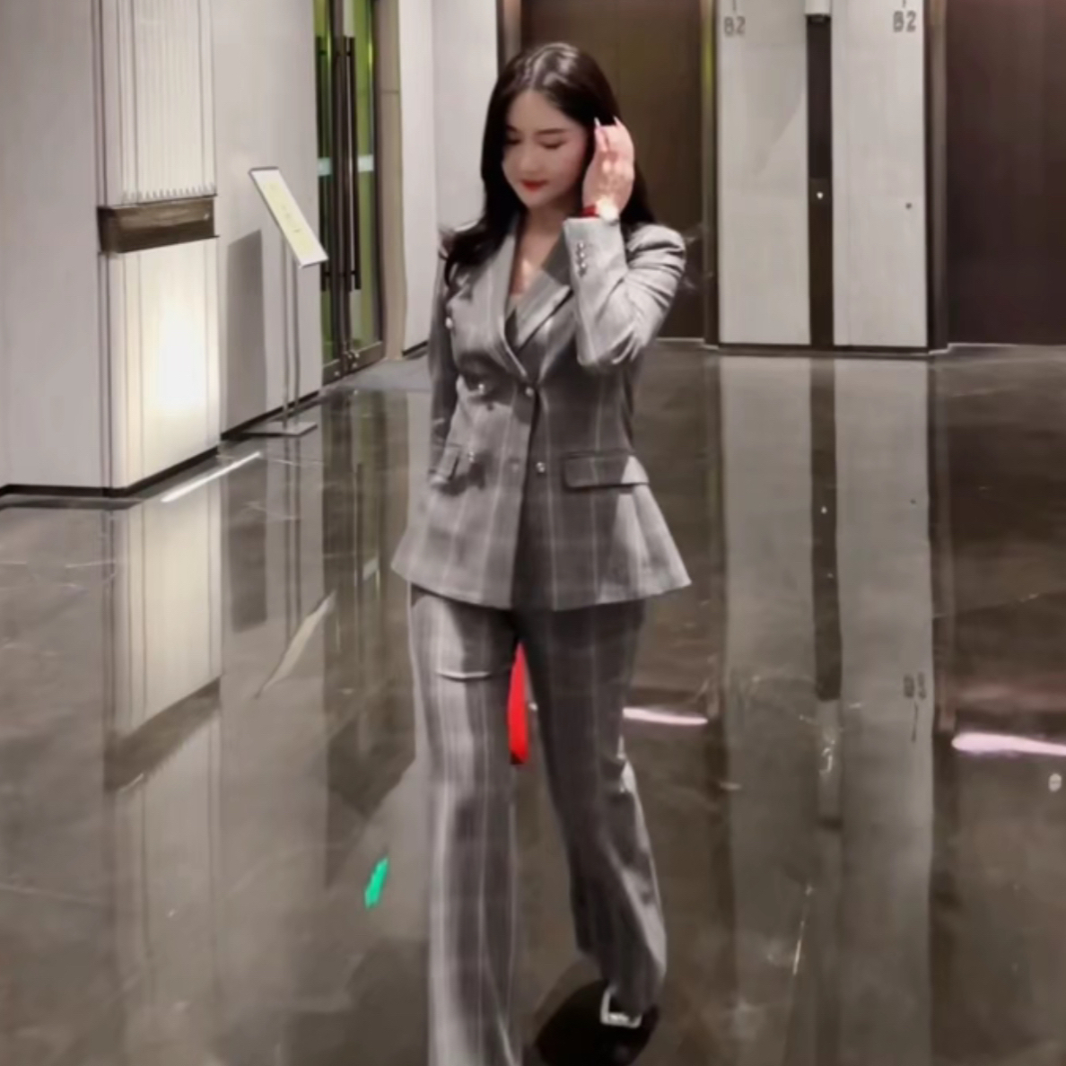 臻韩美2025秋冬灰格双排扣长袖微喇裤套装