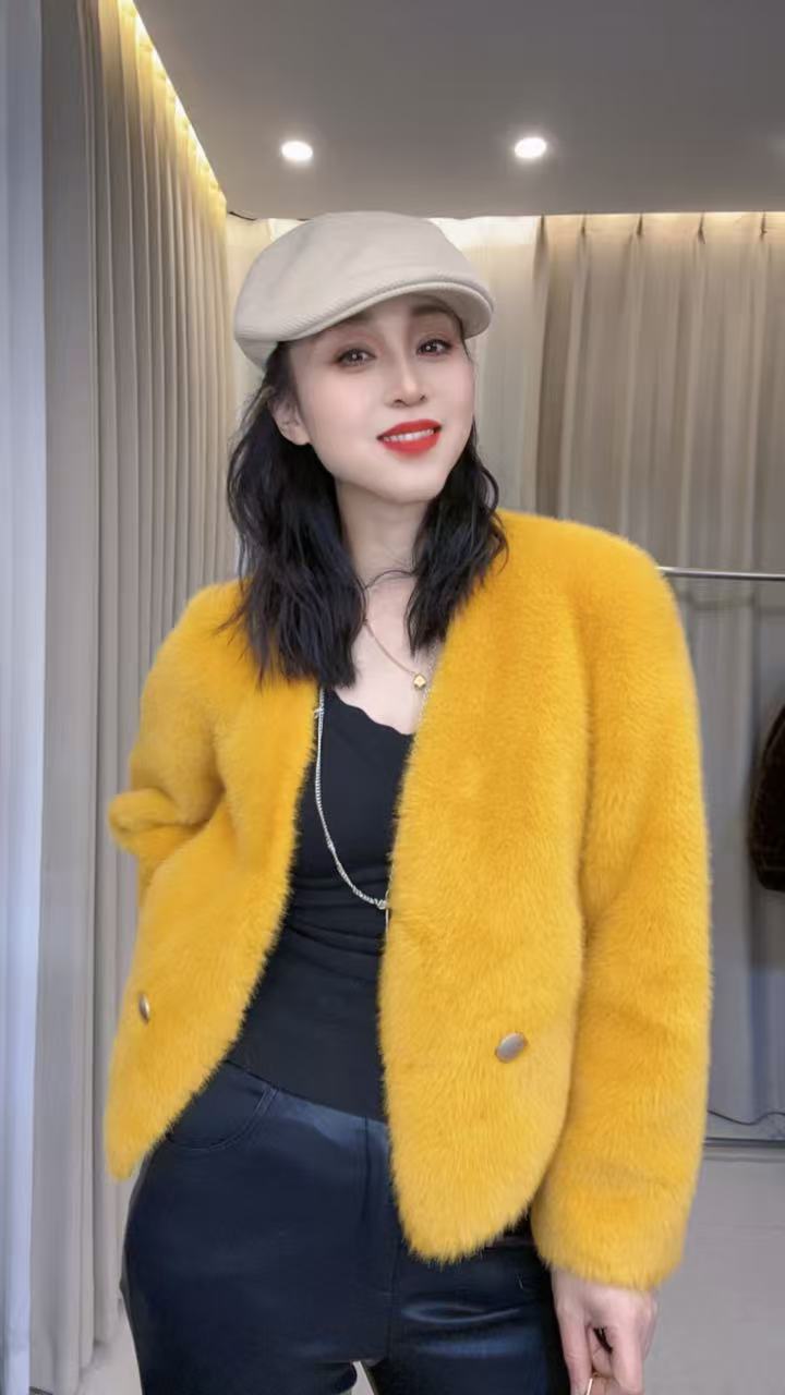 8902气质短款毛毛一体设计师外套女冬季新款v领小个子百搭上衣