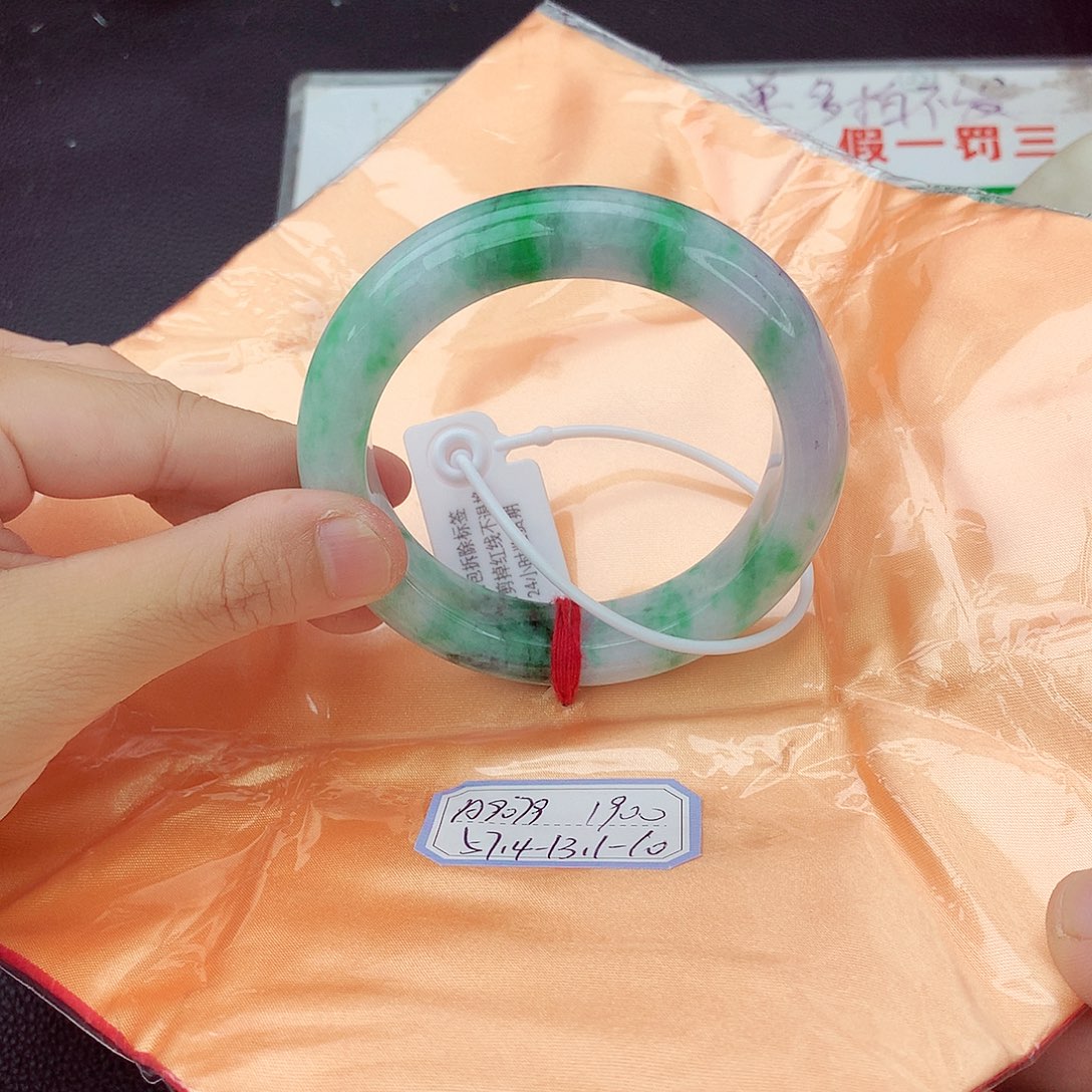 翡翠手镯未镶嵌翡翠