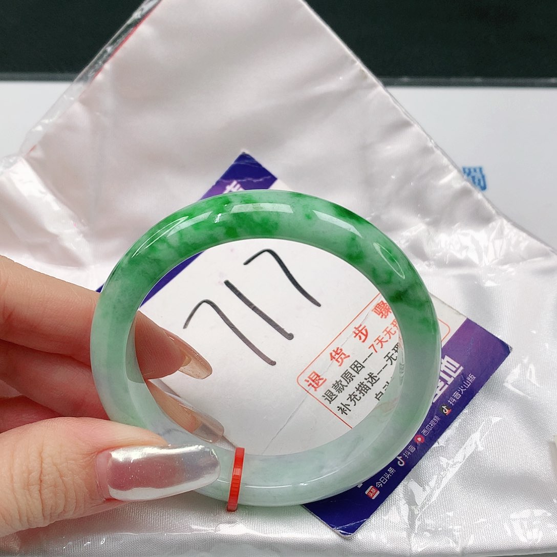 翡翠手镯未镶嵌翡翠手镯