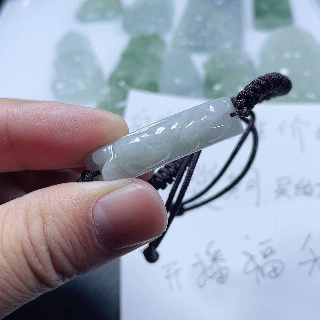 颈饰未镶嵌翡翠…………