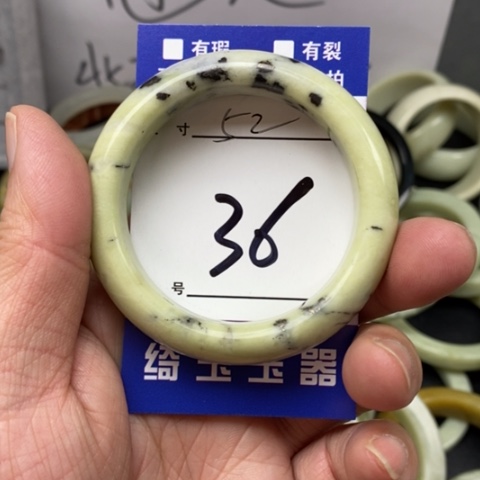 蛇纹石玉手镯未镶嵌