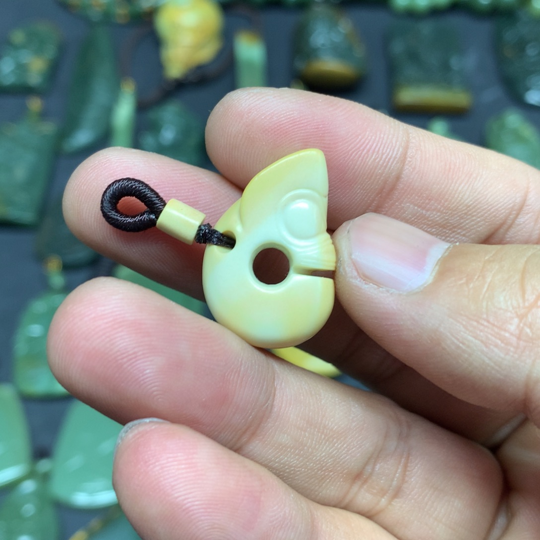 岫岩河磨玉（透闪石质玉）颈饰未镶嵌圆*