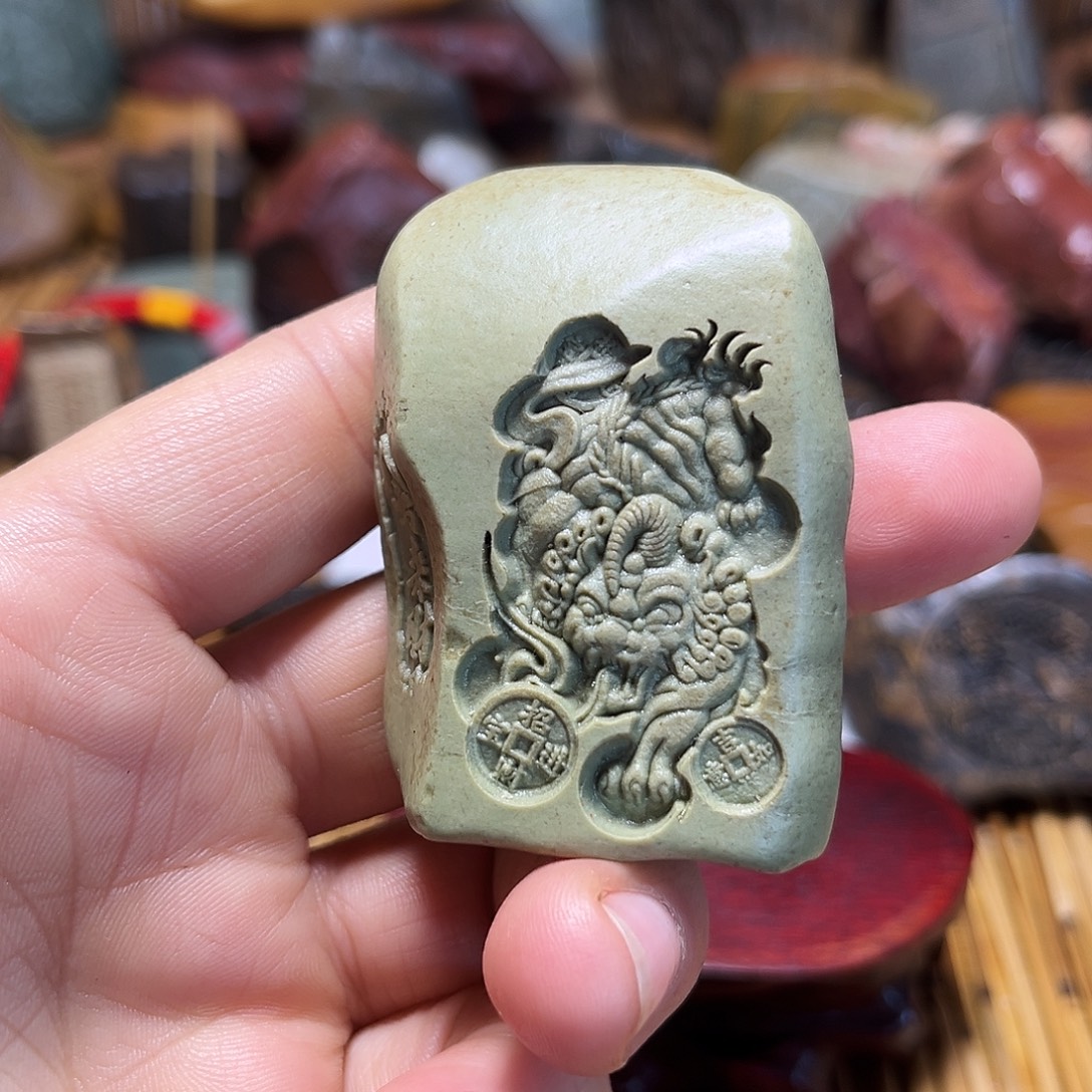 新疆原石雕刻手把件