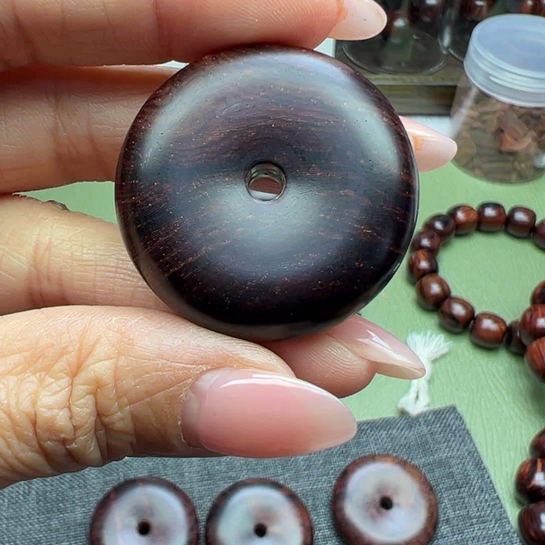 降真香其他亲***然海南红降平安扣黑油满结油。