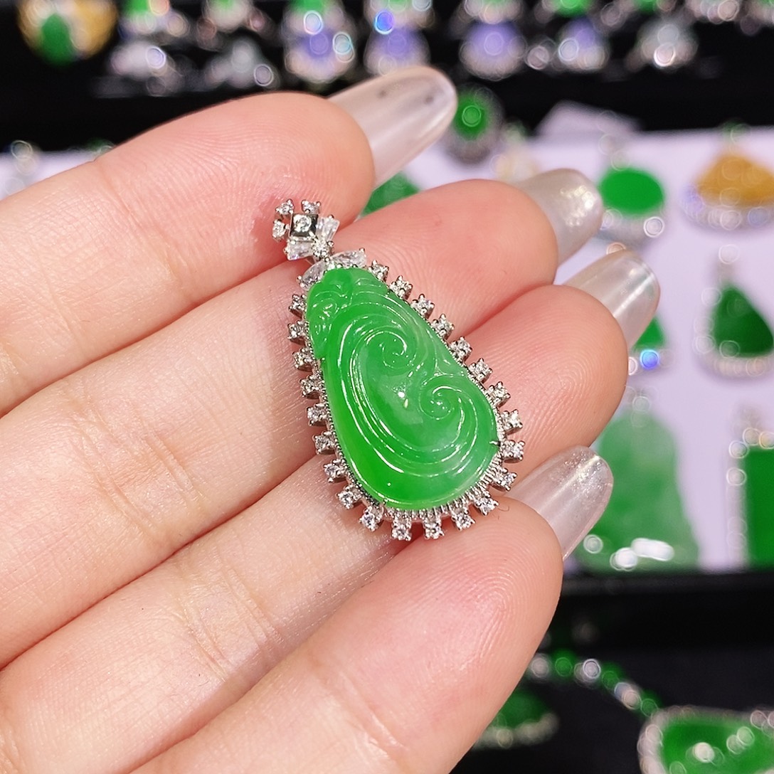 翡翠18K金镶嵌颈饰吊坠