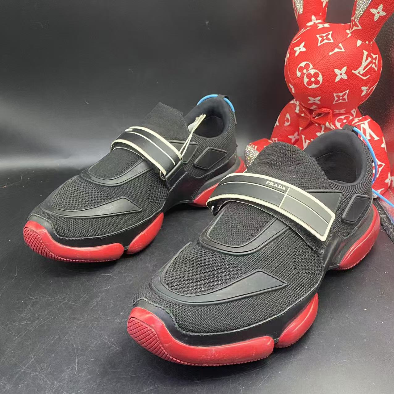 95新 Prada/普拉达 休闲舒适黑红魔术贴云朵运动鞋39.5码ddm1740