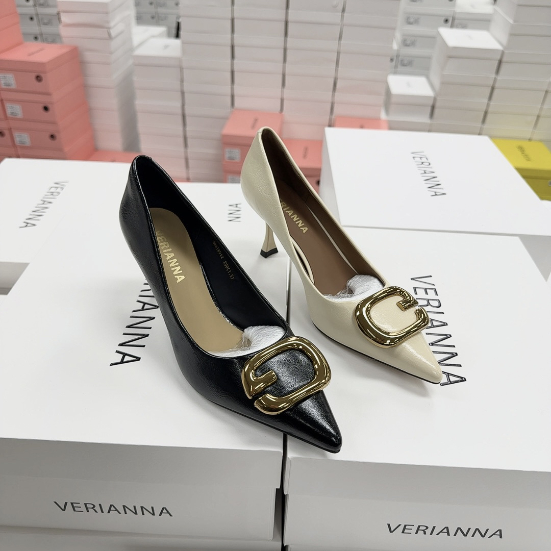 203T8512【VERIANNA】金属扣高跟鞋女2026年春季新款细跟设计感单鞋