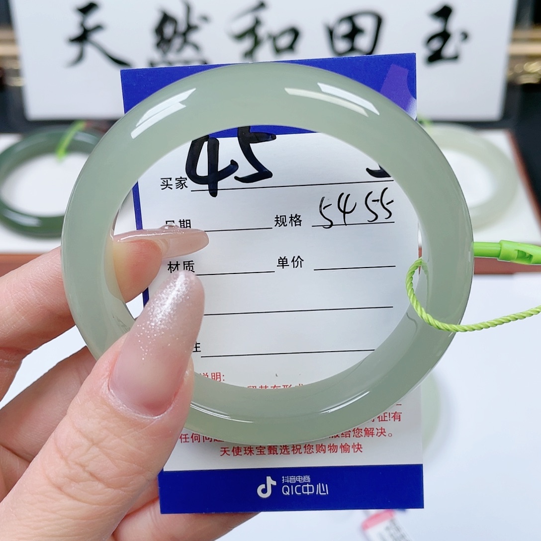 和田玉手镯未镶嵌是**呀