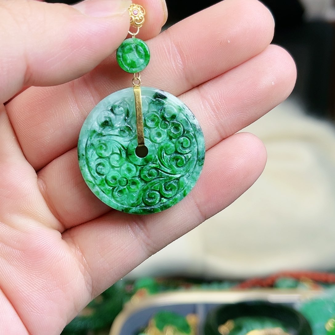 翡翠颈饰18K金镶嵌吊坠