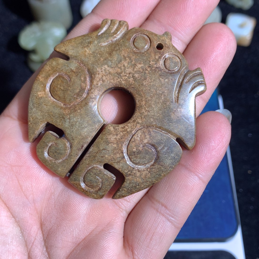 透闪石质玉未镶嵌颈饰