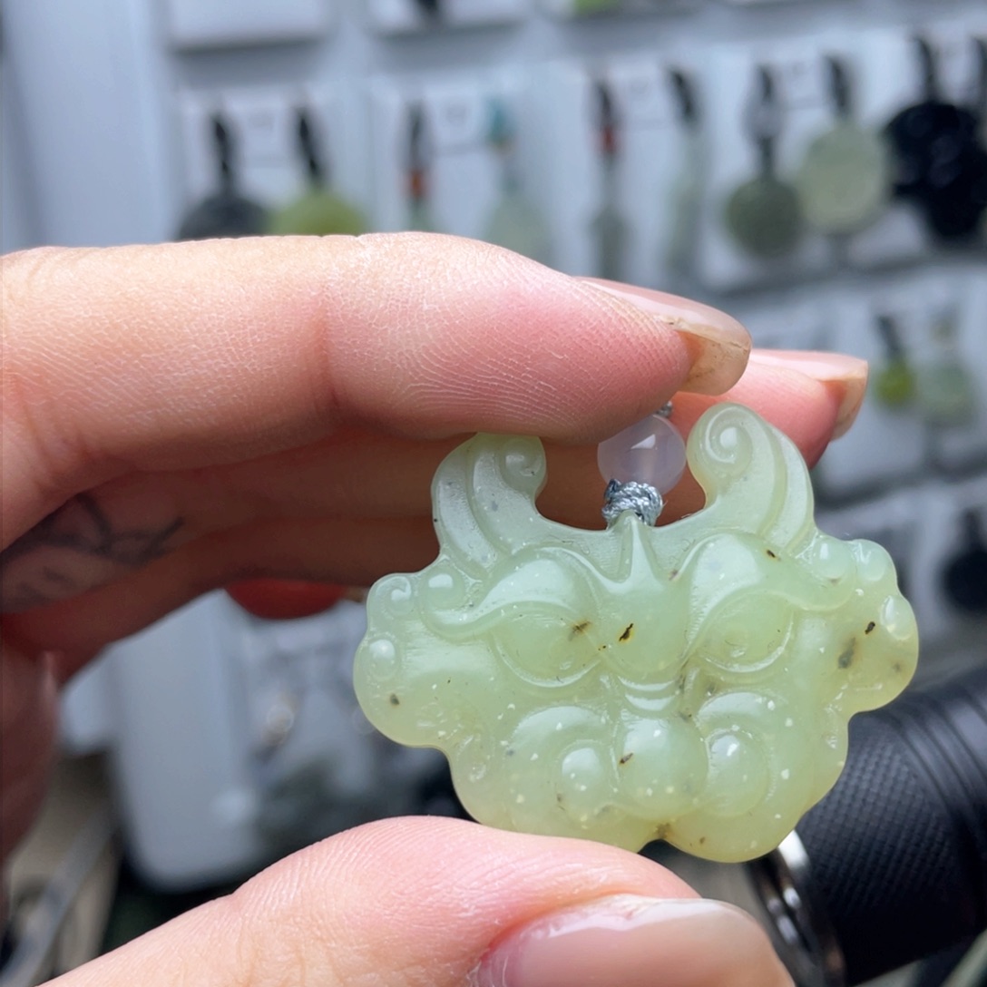 岫玉未镶嵌颈饰兽面