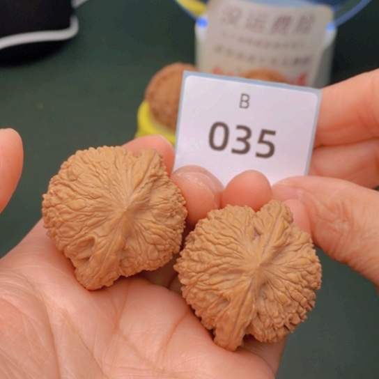 文玩核桃把件37.5绣球035