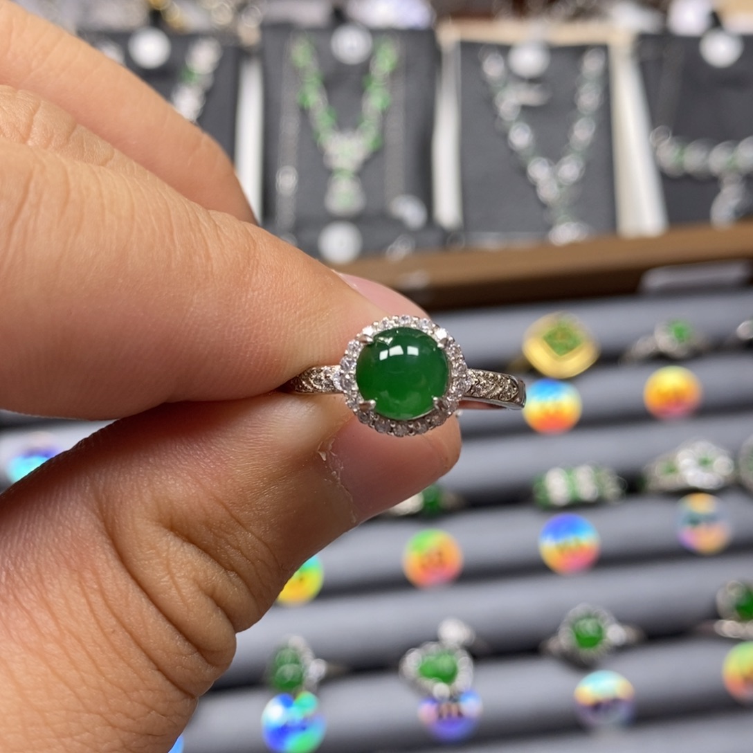 翡翠颈饰银S925镶嵌翡翠戒指