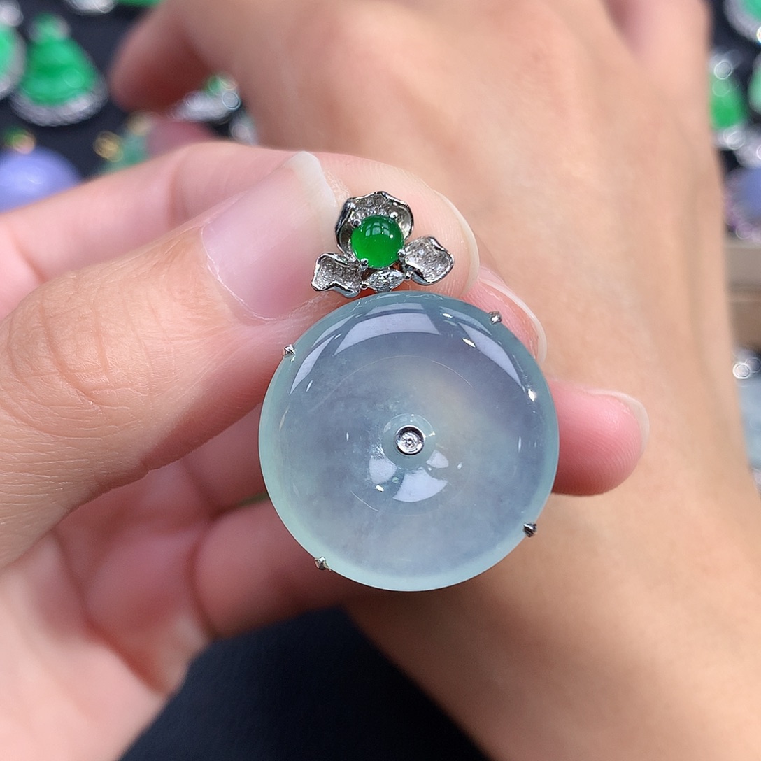 颈饰18K金镶嵌翡翠