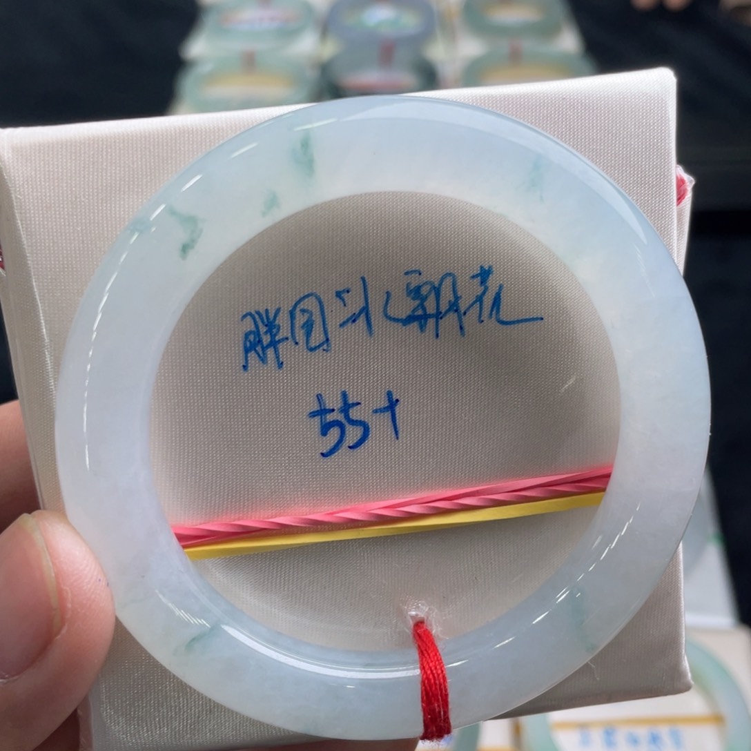 翡翠手镯未镶嵌翡翠手镯