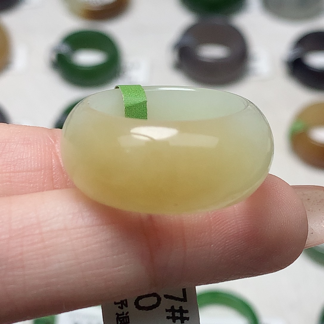 未镶嵌戒指和田玉