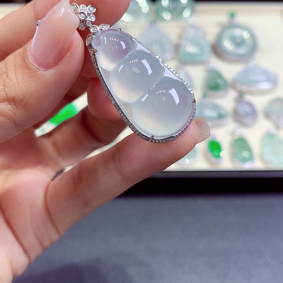 翡翠18K金镶嵌颈饰