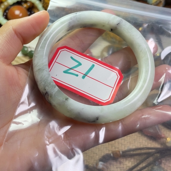 未镶嵌岫岩河磨玉（透闪石质玉）把件