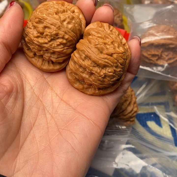 钻****吊坠桃核白狮子核桃