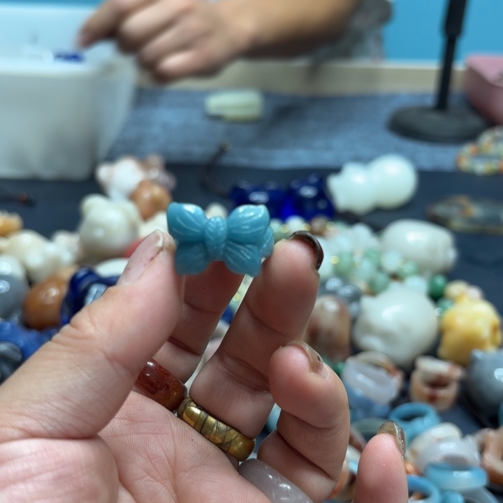星***回石英岩玉合金颈饰