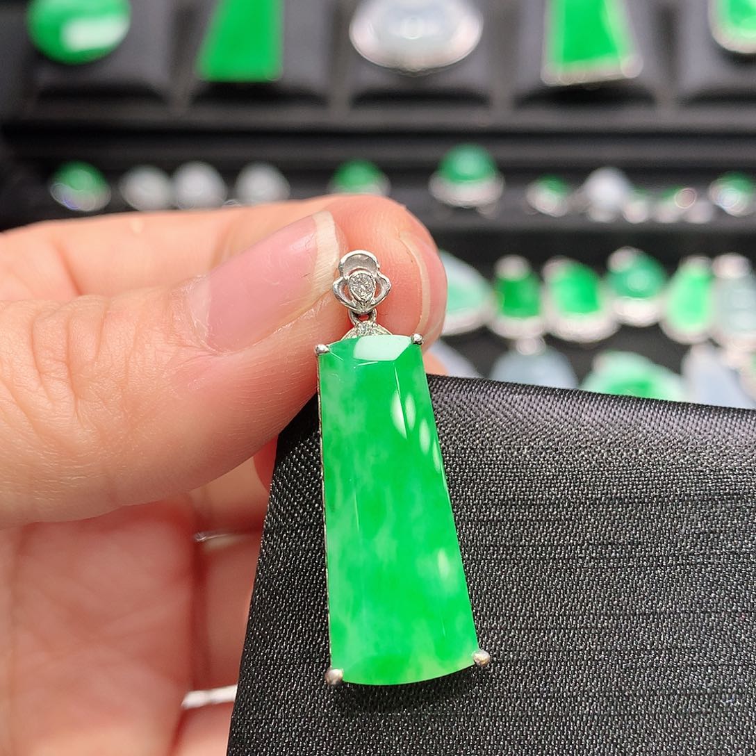 翡翠18K金镶嵌颈饰无事牌