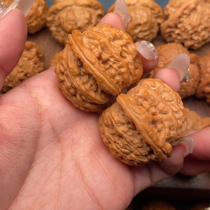 文玩核桃把件红****A红皮白狮子41，全品