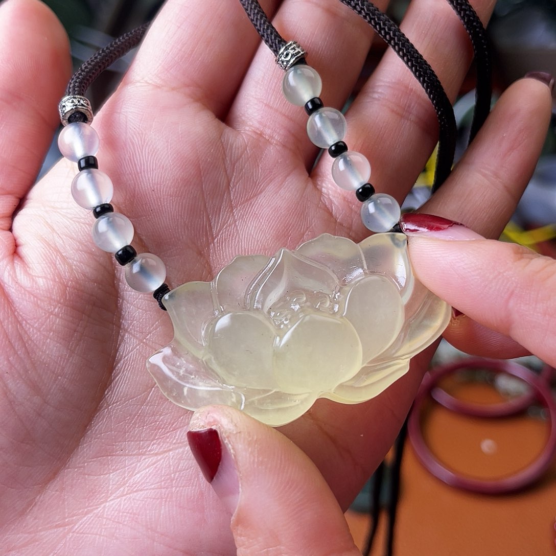 蛇纹石玉未镶嵌颈饰