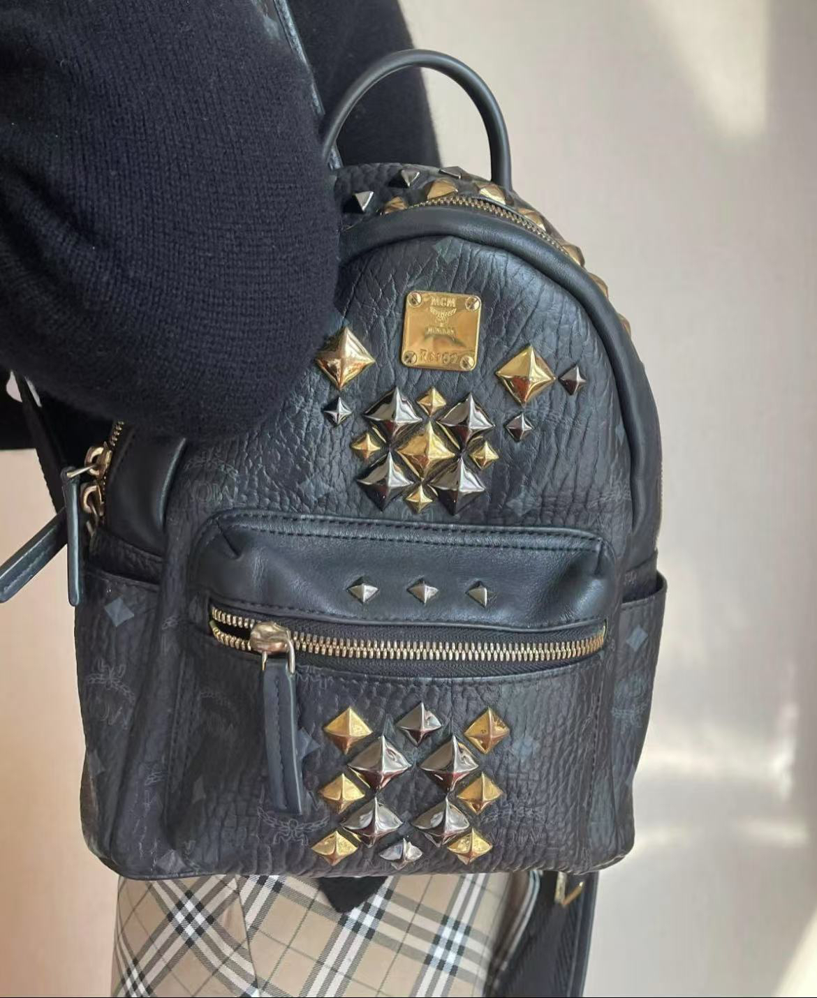 95新 MCM mcm黑色中号双肩包