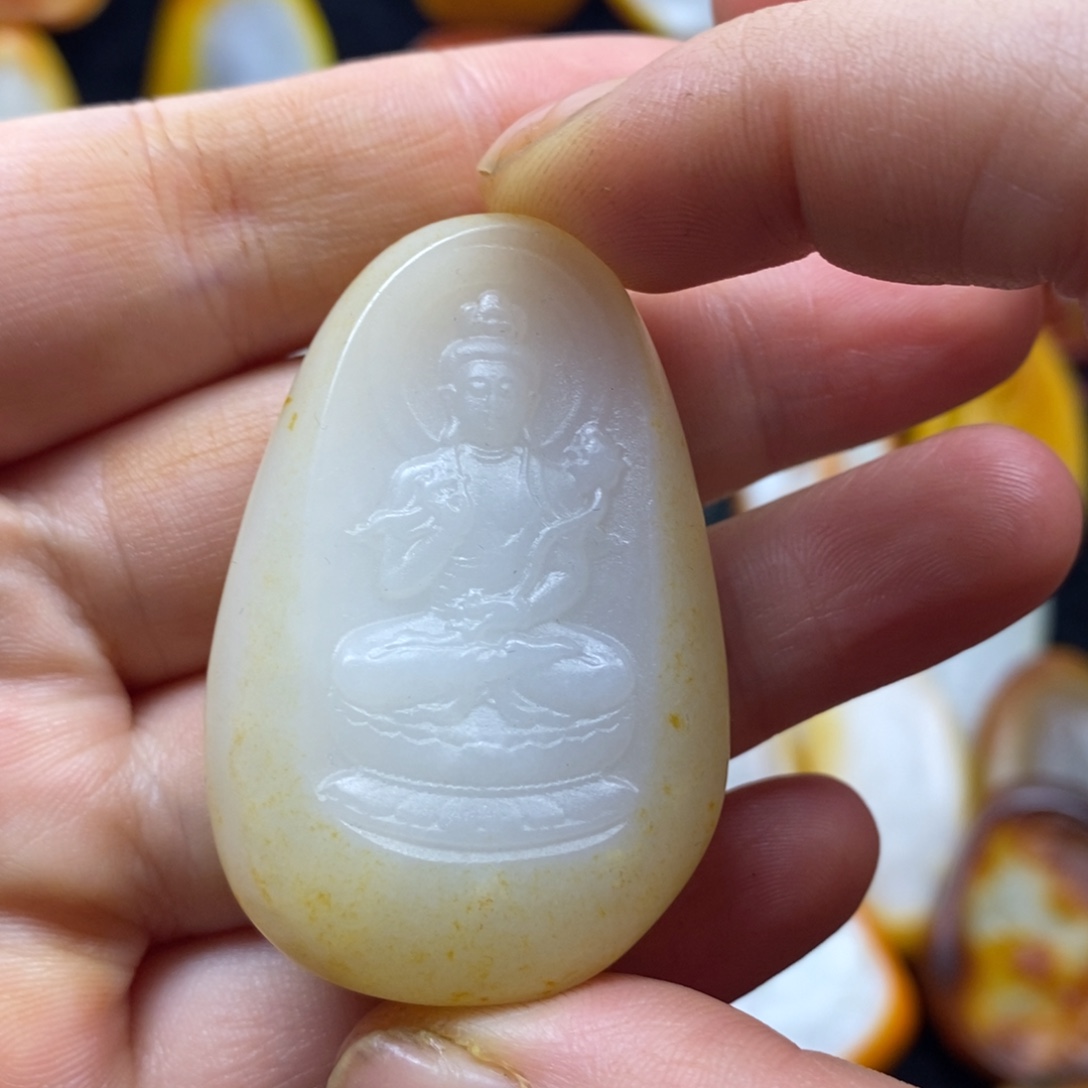 钱***）和田玉未镶嵌颈饰