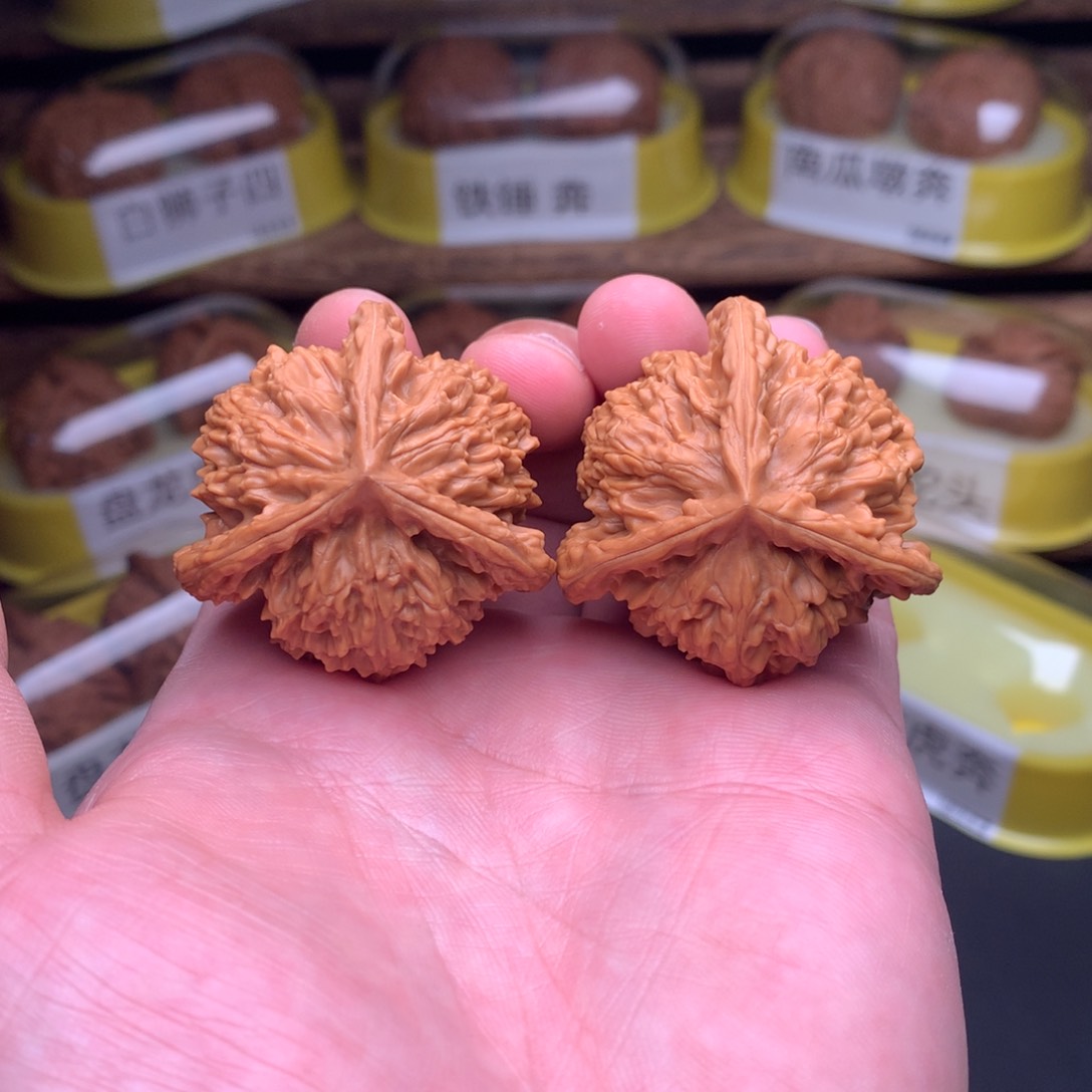 文玩核桃吊坠盘龙虎头