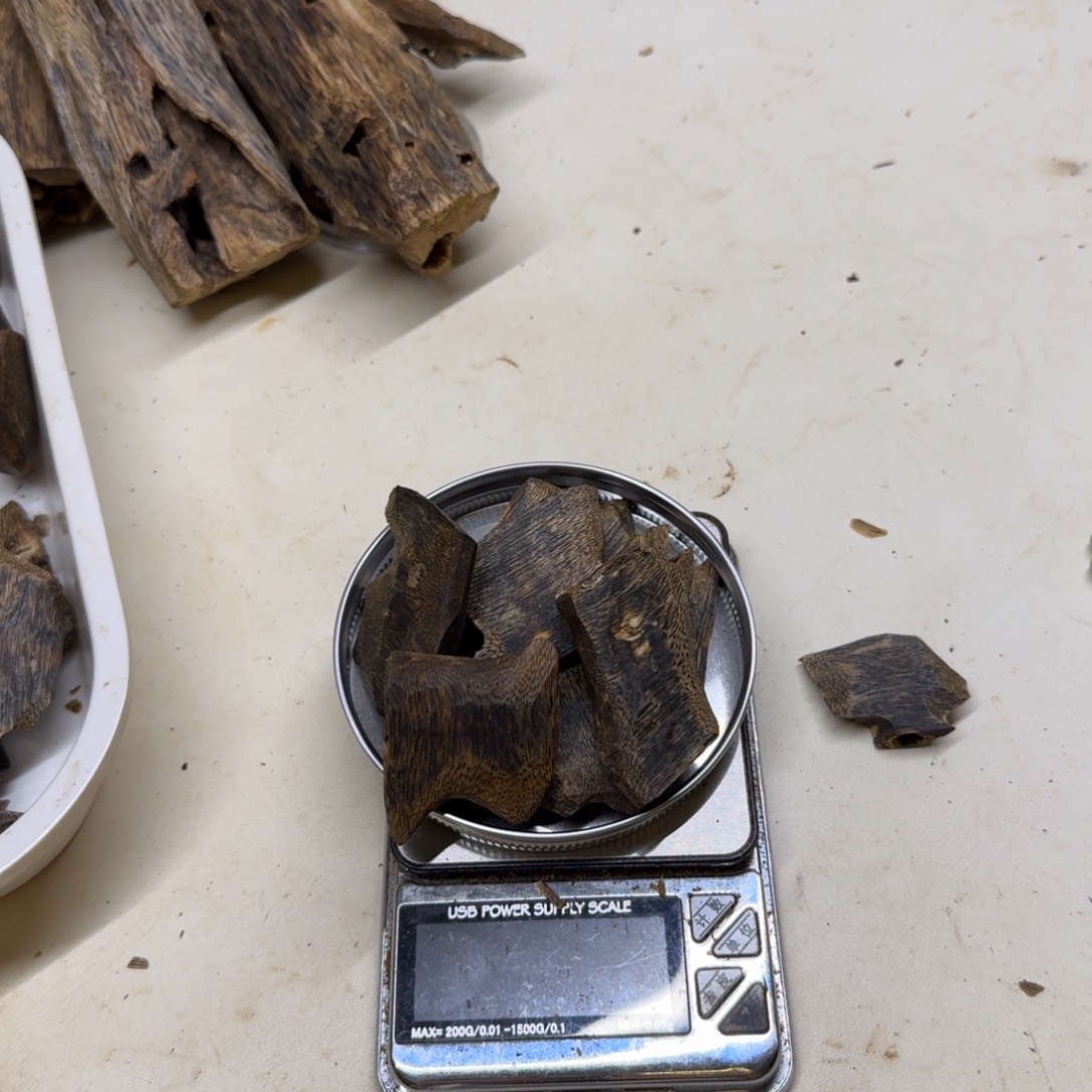 村***民沉香沉香碎屑奇楠沉香透顶绿36克