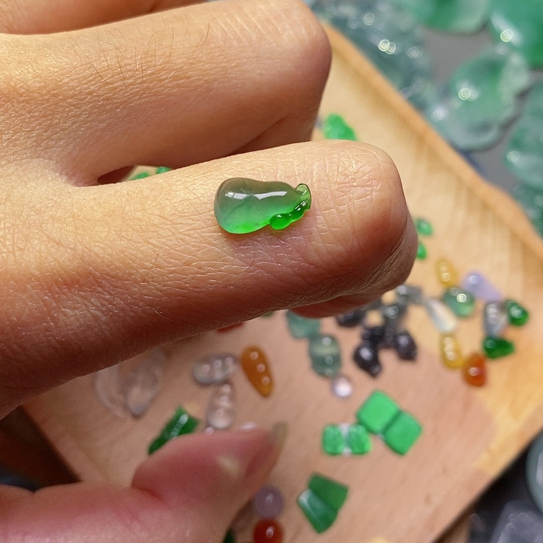 翡翠颈饰未镶嵌大****板翡翠