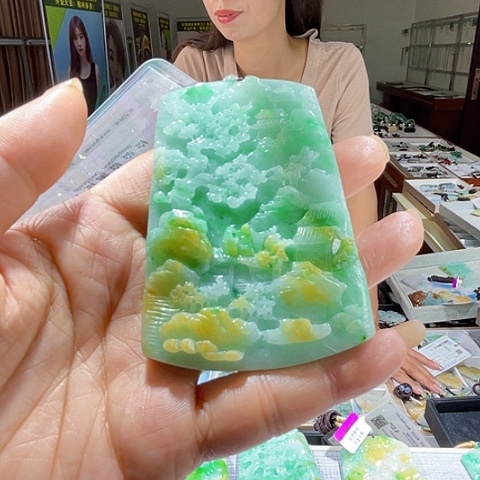 翡翠未镶嵌颈饰一个