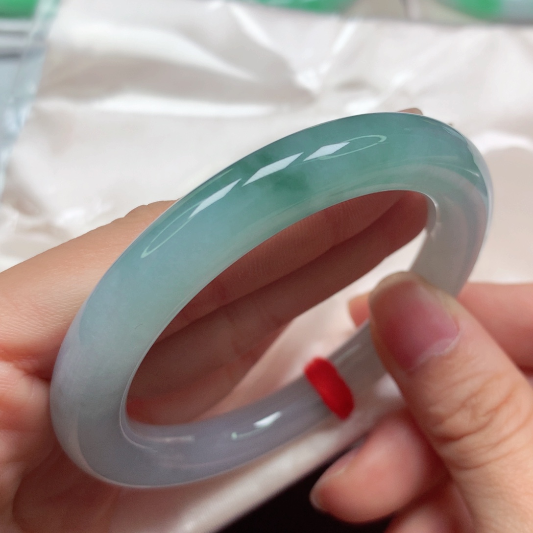 翡翠未镶嵌手镯冰胶晴蓝底飘绿花圆条5556完美