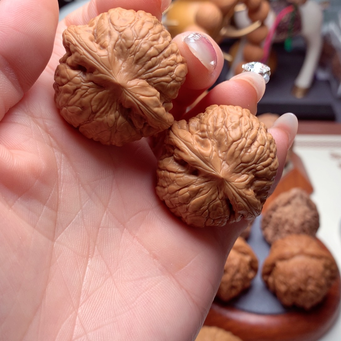 文玩核桃吊坠夜明珠。  6号