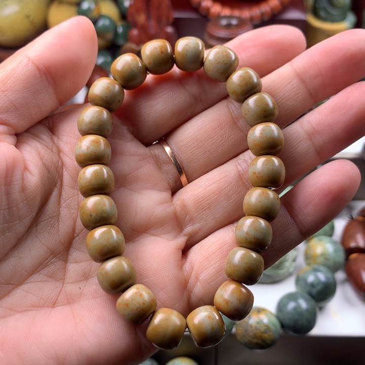 未镶嵌岫岩河磨玉（透闪石质玉）手链