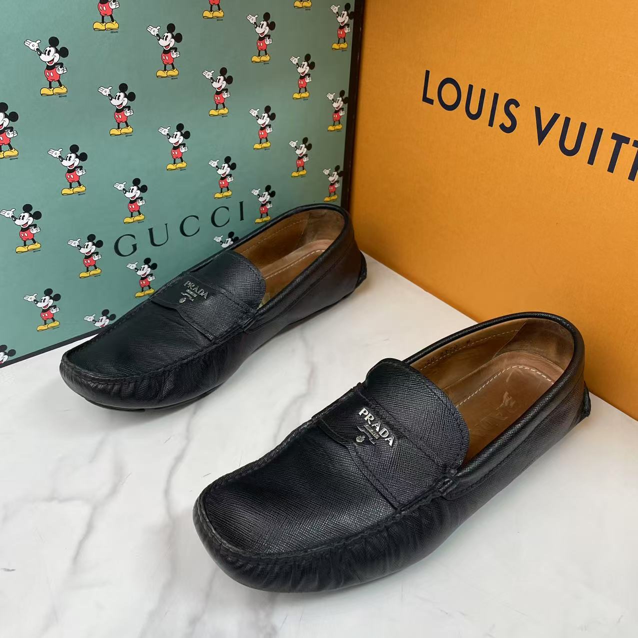 95新 Prada/普拉达 黑色时尚舒适银扣徽标软底男士豆豆鞋/42码