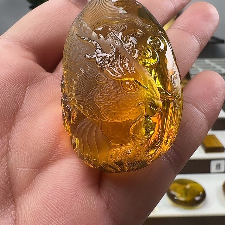 琥珀未镶嵌颈饰龙鱼