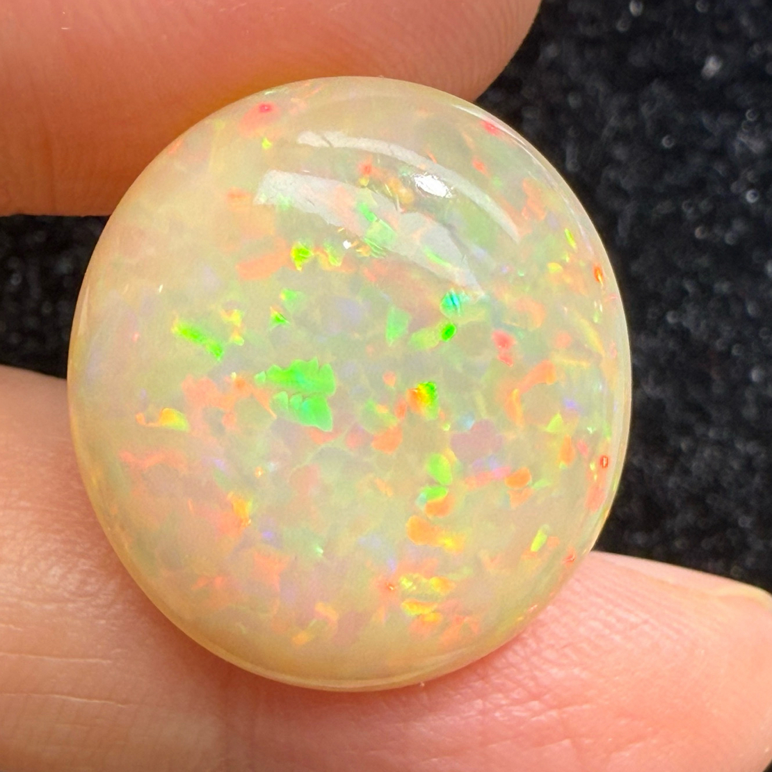 21.51ct天然彩欧泊裸石，尺寸23.2*21.3*9.3mm，颜色美艳，油画般色