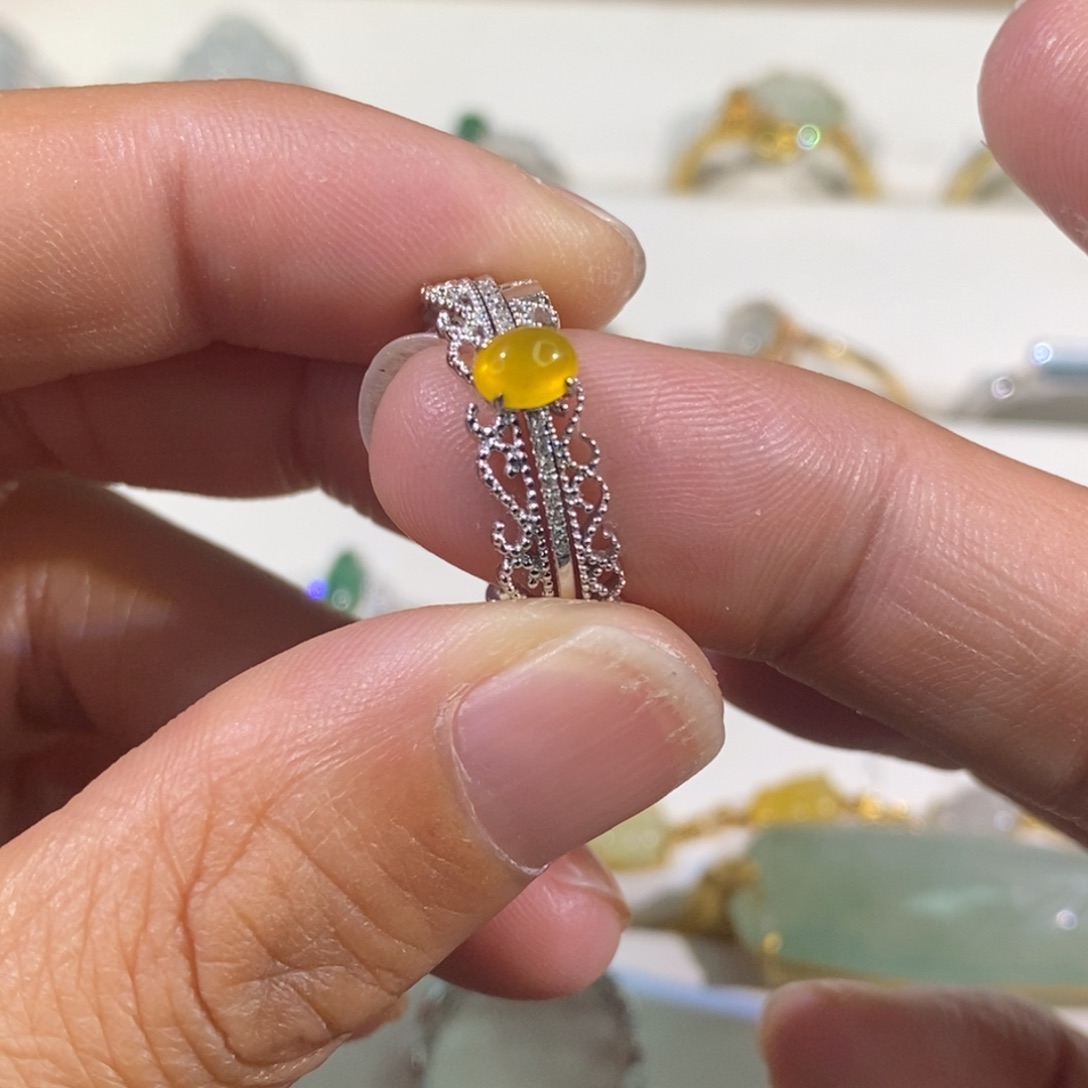 翡翠戒指18K金镶嵌翡翠戒指