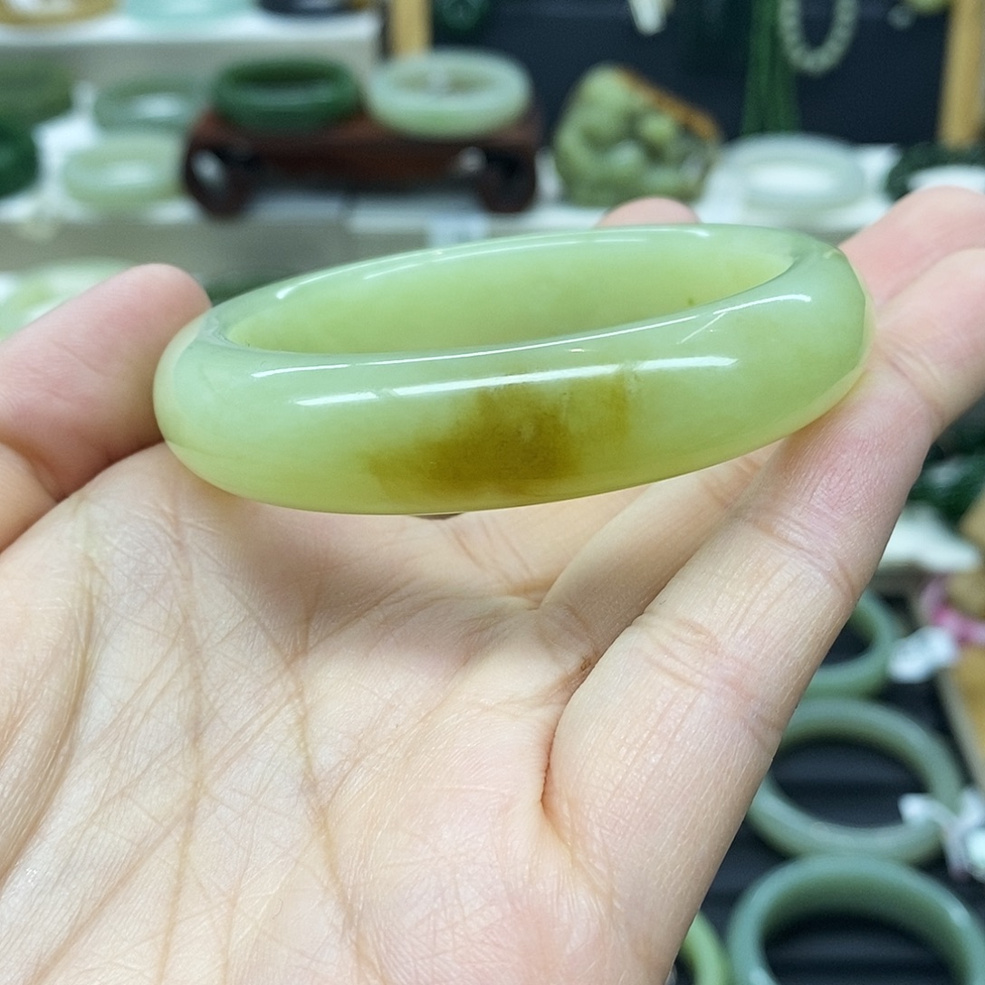 和田玉未镶嵌手镯