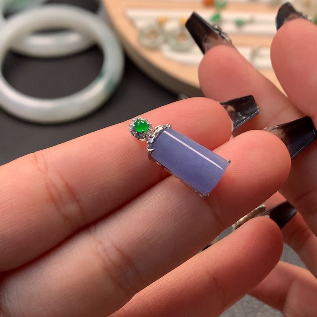 V***️翡翠18K金镶嵌颈饰翡翠