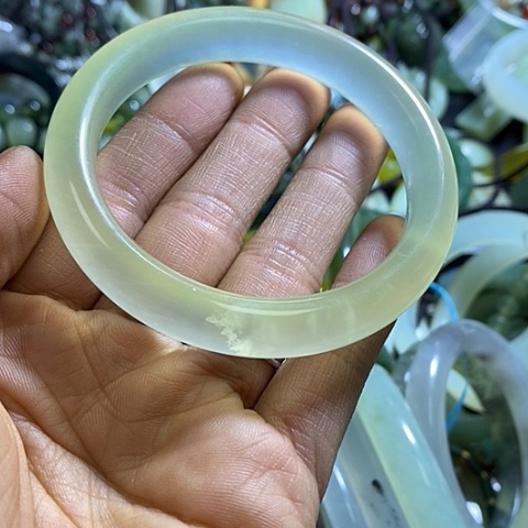岫玉手镯未镶嵌59口径
