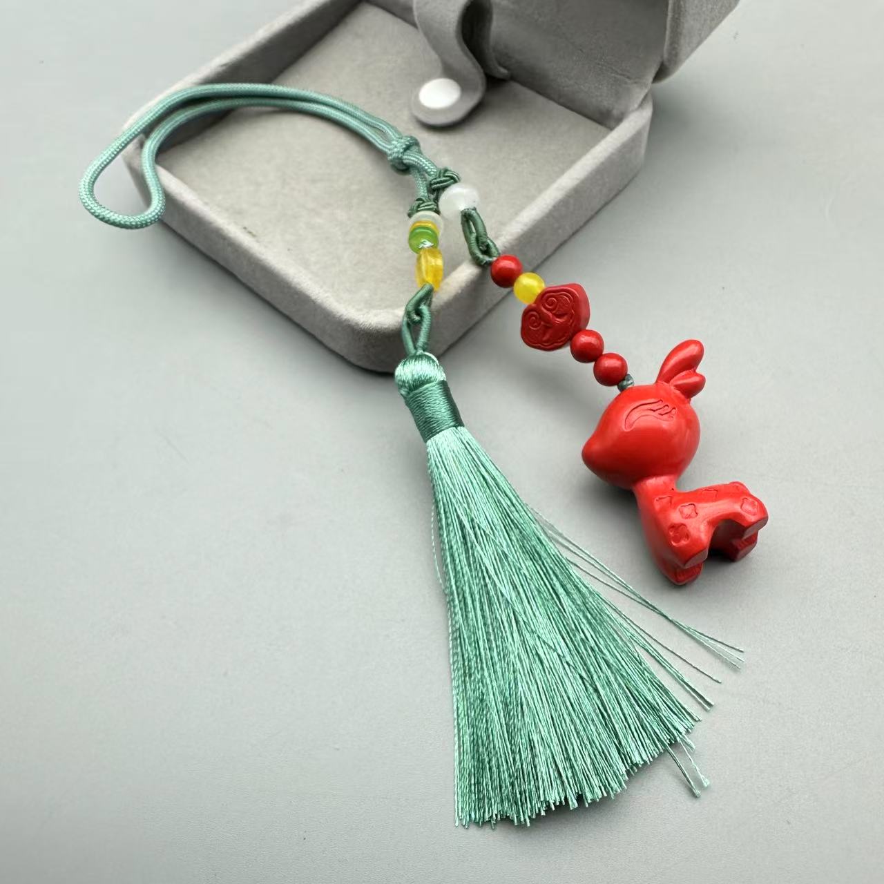 含辰砂工艺品HC246-红色雕刻小鹿搭配祥云福字牌挂件